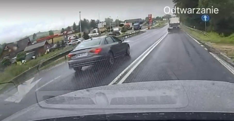[WIDEO]Dwa niebezpieczne manewry na krajówce. O włos od poważnego zderzenia
