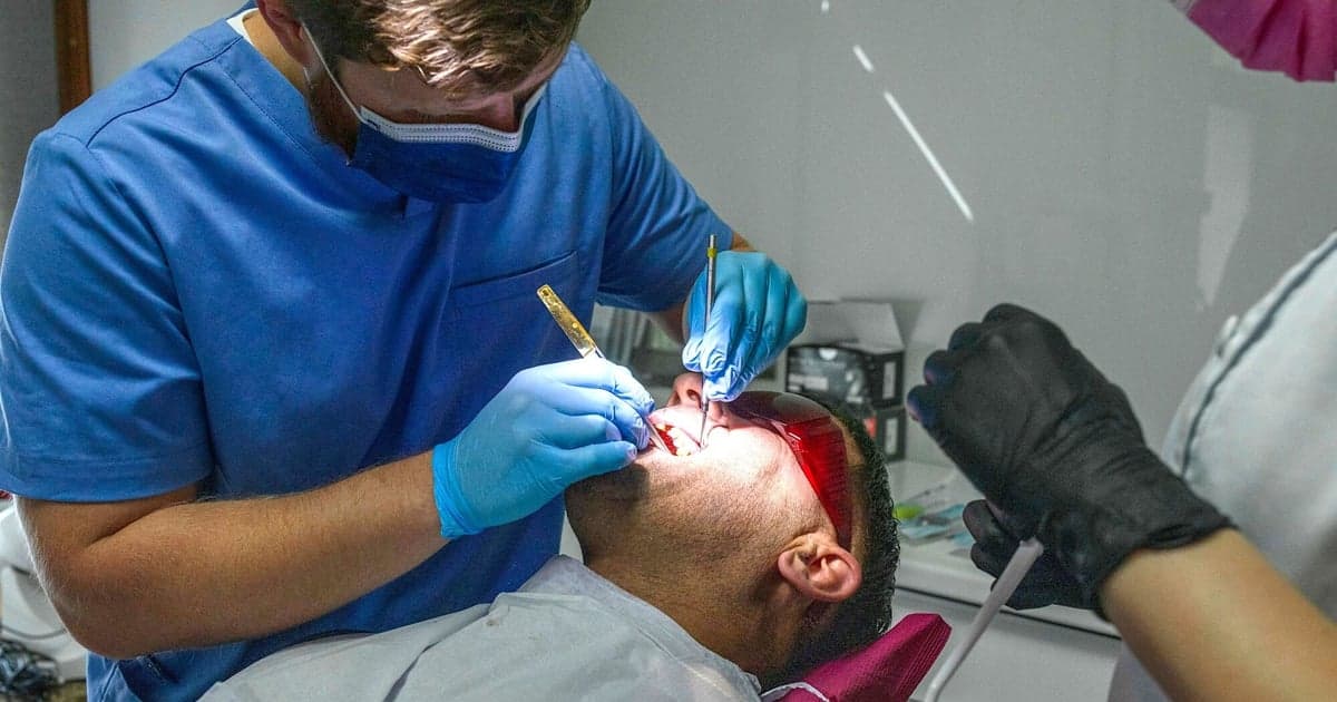 Dentysta wyleczył pacjenta, NFZ każe zwracać pieniądze. Absurdalny powód kontroli po latach