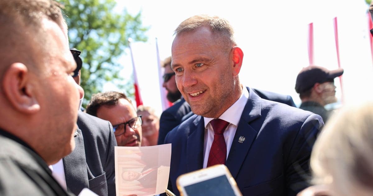 „Polacy czekają w długich kolejkach”. Prezydent Nawrocki komentuje aferę