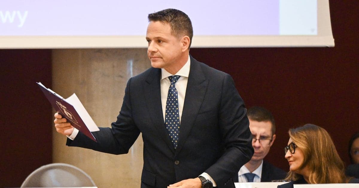 Czerwona kartka Lewicy dla Trzaskowskiego nie wpłynie na politykę krajową. Jest jeden powód