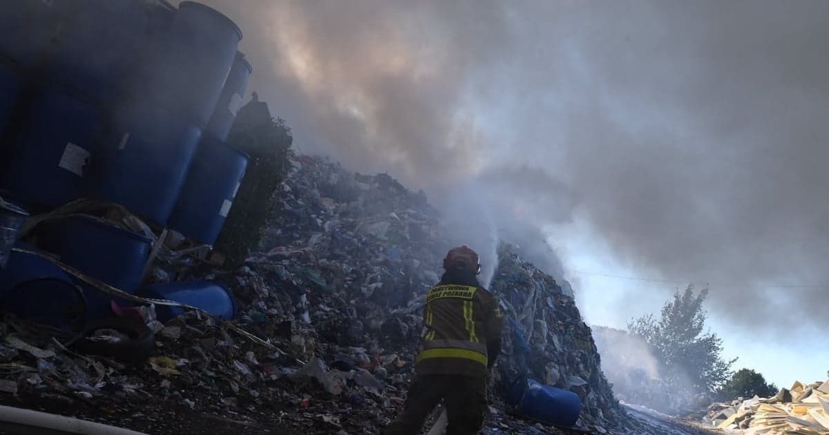 Chorzów. Duży pożar wysypiska śmieci. Ogień na 10-metrowej górze odpadów