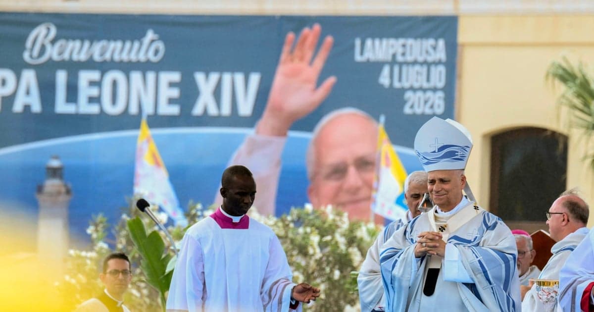 Papież na Lampedusie uderza w polityków. Mówił o migracji