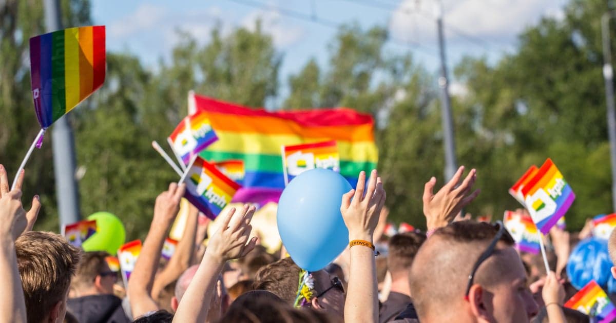 Ponad 300 osób i tęczowa flaga na ratuszu. Dlaczego interweniowała policja?