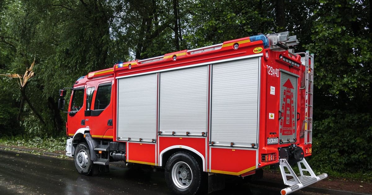 Tragedia pod Staszowem. Jedna osoba zginęła, cztery w szpitalu, ktoś uciekł z auta