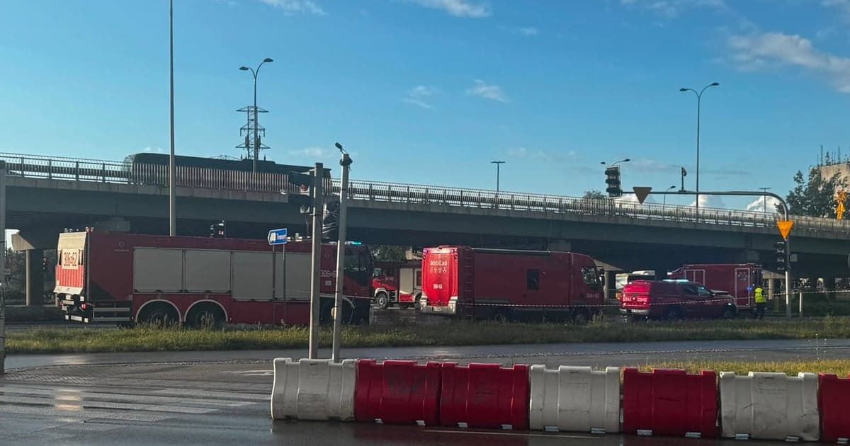 Warszawa. Groźny wypadek autobusu. Zniszczone samochody osobowe, są ranni