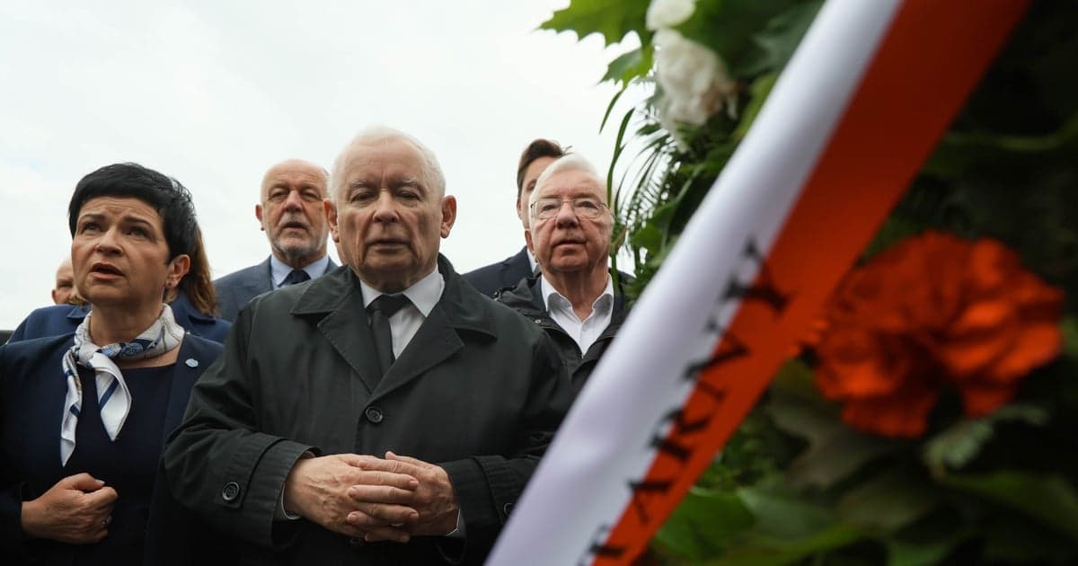 Kaczyński starł się z policją na miesięcznicy. Tusk nie przebierał w słowach