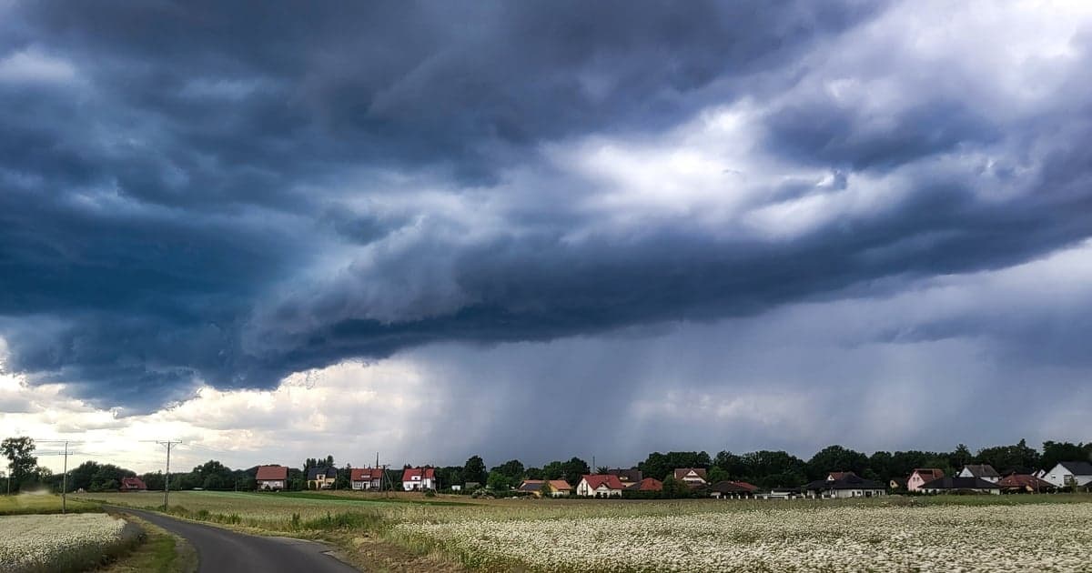 Pogoda na niedzielę i poniedziałek. Deszcz, burze i nawet 29 stopni