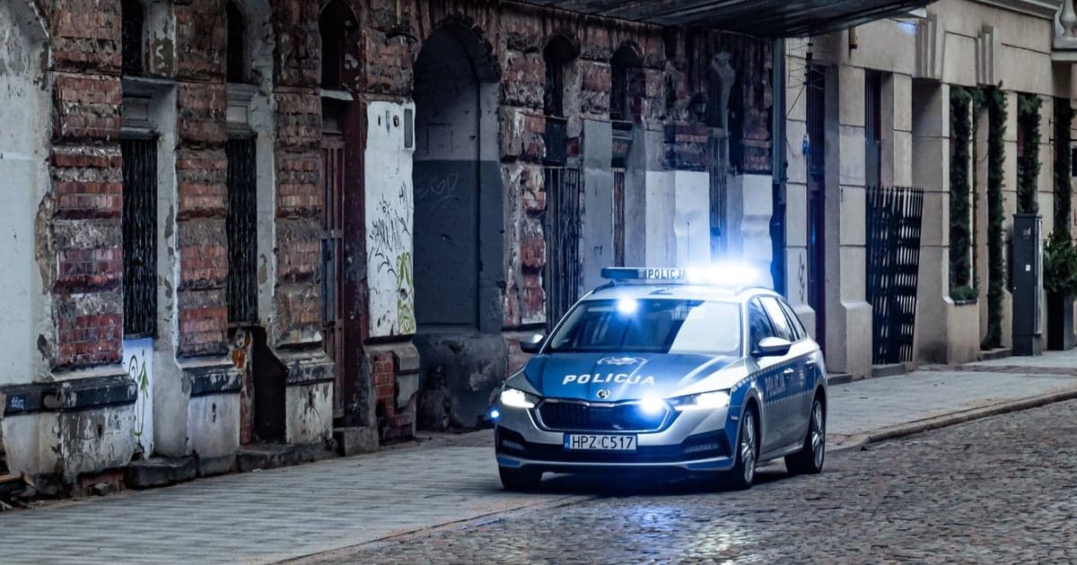 17-latek zginął po dachowaniu auta. Pijany kierowca przewoził dziewięć osób