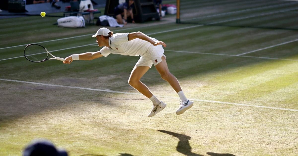 Jannik Sinner zwycięża na Wimbledonie