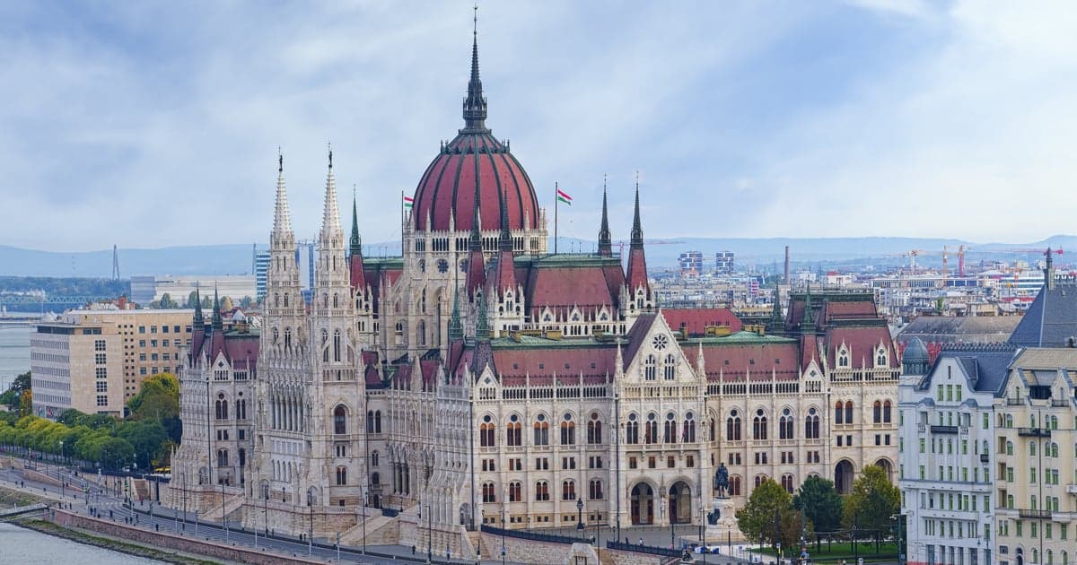 Usunięcie prezydenta, limit kadencji posłów, powołanie specjalnego urzędu. Nowelizacja konstytucji na Węgrzech