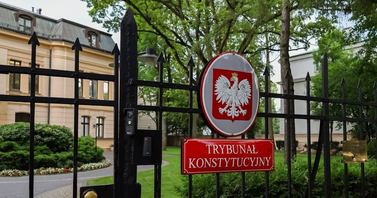 Sędziowie przerwali obrady TK. Zamieszanie przed budynkiem