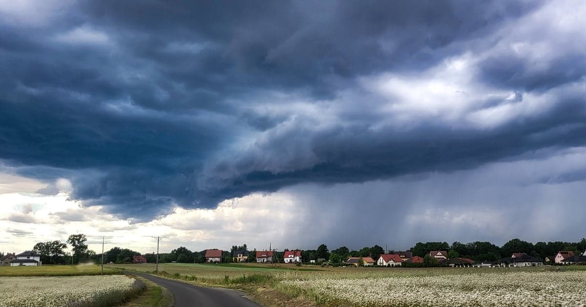 Deszcz, grad i porywy wiatru do 100 km/h. Tak będzie wyglądał weekend w Polsce
