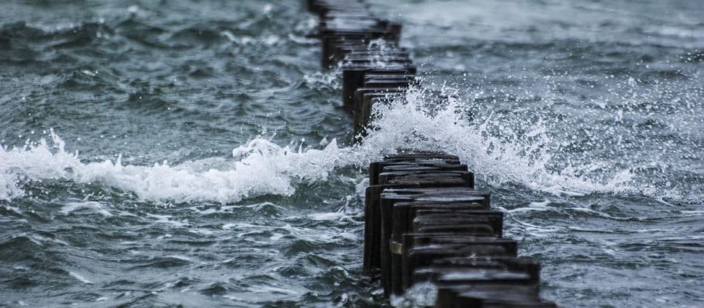 11-latka wciągnięta pod wodę. Matka od razu ruszyła na ratunek