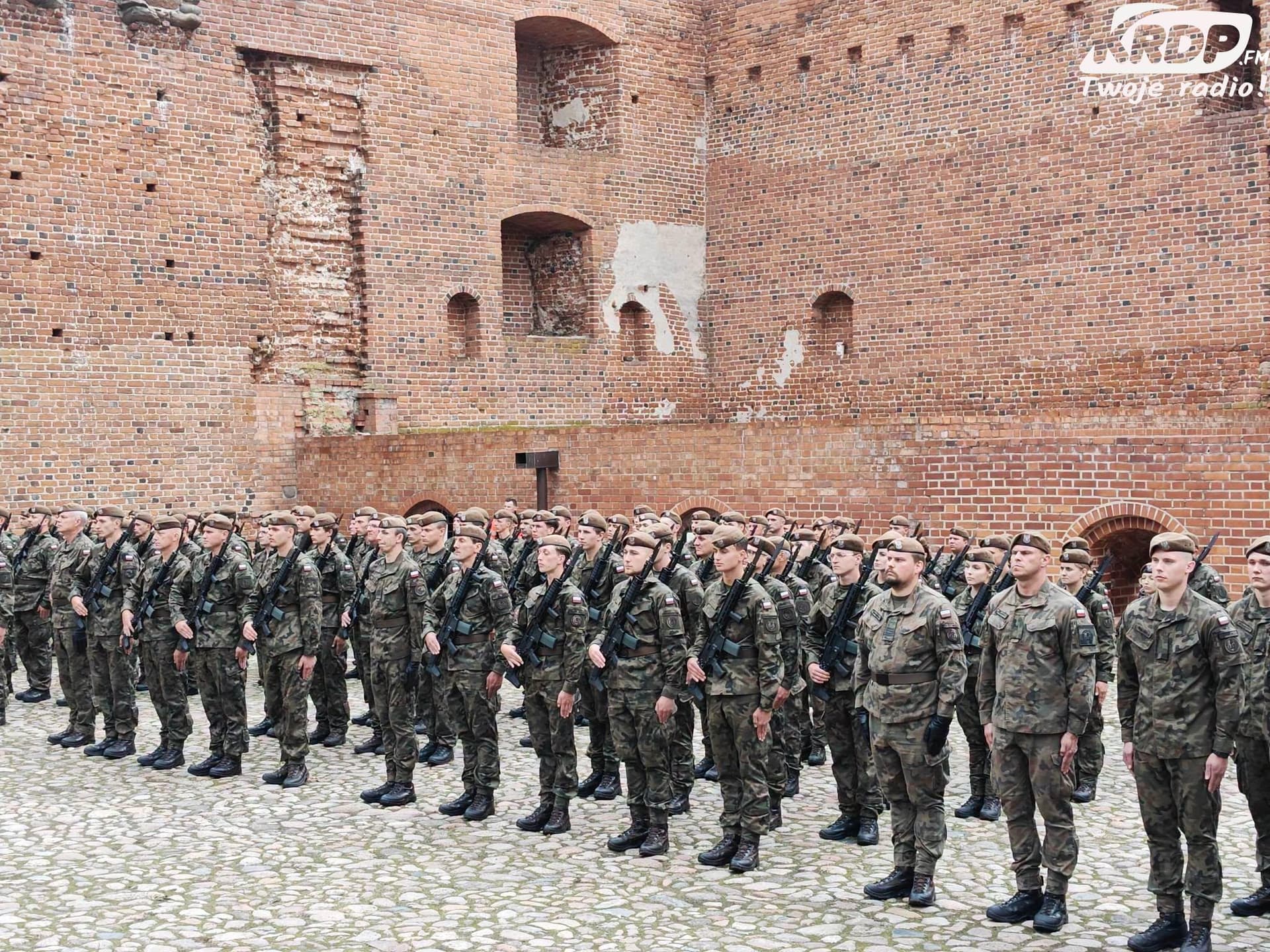 111 ochotników wypowiedziało słowa roty, rozpoczynając swoją służbę dla Ojczyzny