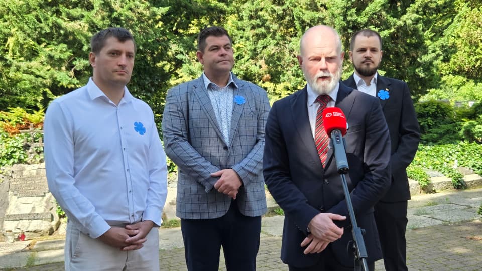 11:13 Konfederacja rozpoczęła akcję „Kwiaty Wołynia”. Upamiętnia ofiary zbrodni wołyńskiej