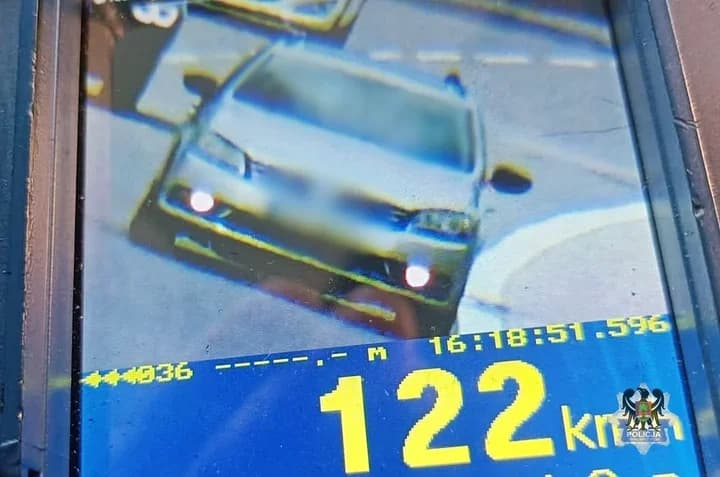 122 km/h na drodze z limitem 70 - kierowca stracił uprawnienia w Wałbrzychu