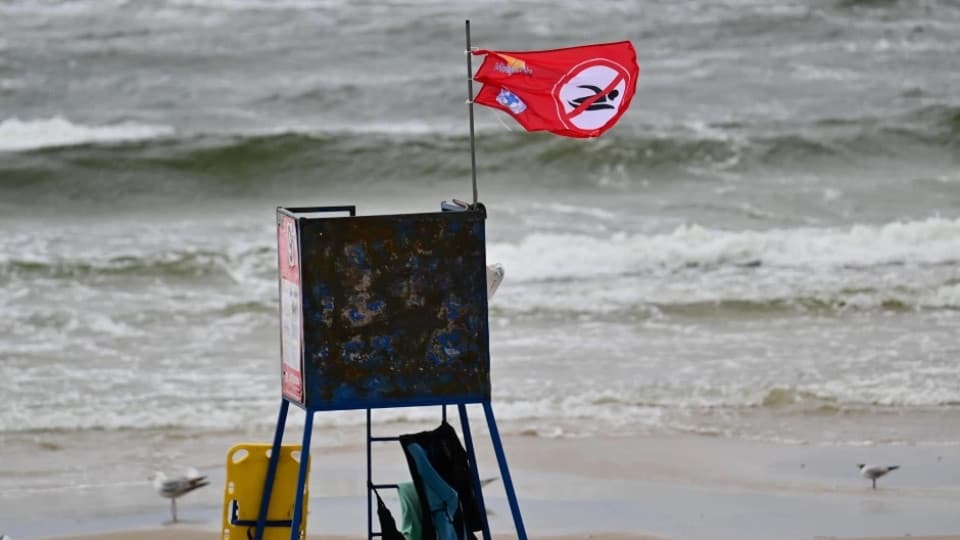 13:57 Na niemal 60 kąpieliskach nad Bałtykiem obowiązuje zakaz kąpieli