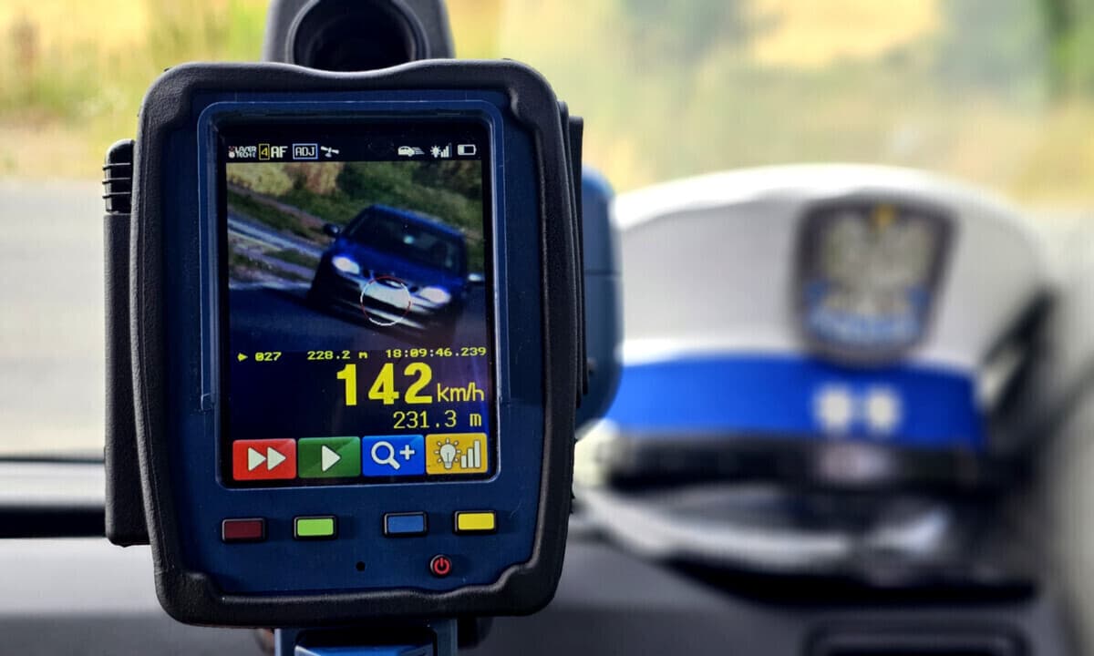 142 km/h w zabudowanym. 32-letni kierowca Saaba musi słono zapłacić