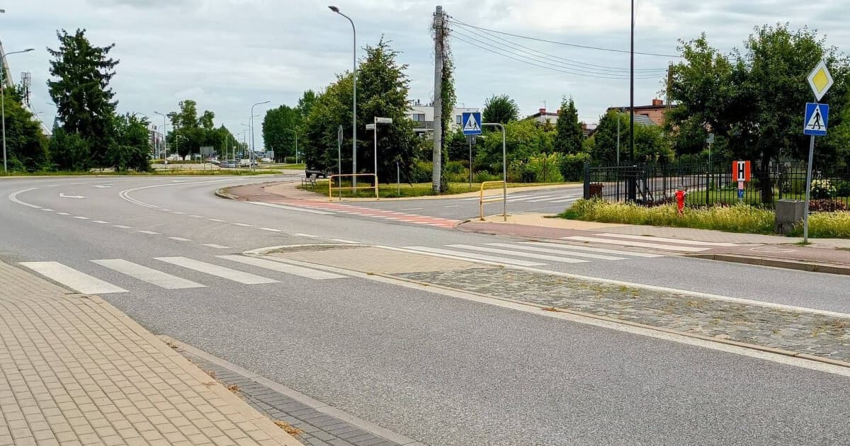 •15:06 Będzie jaśniej i bezpieczniej na Emilii Plater. Burmistrz podpisał umowę