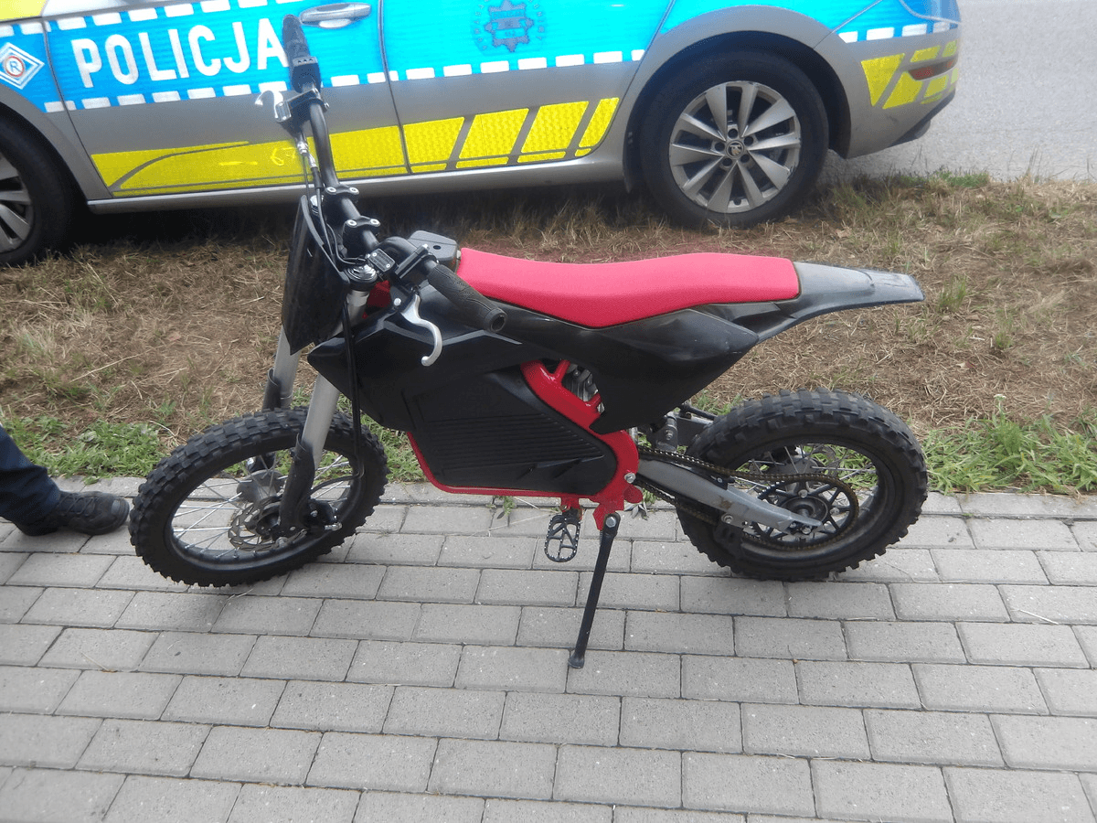16-latek bez kasku szarżował na jednym kole po chodniku – sprawą nastolatka zajmie się sąd
