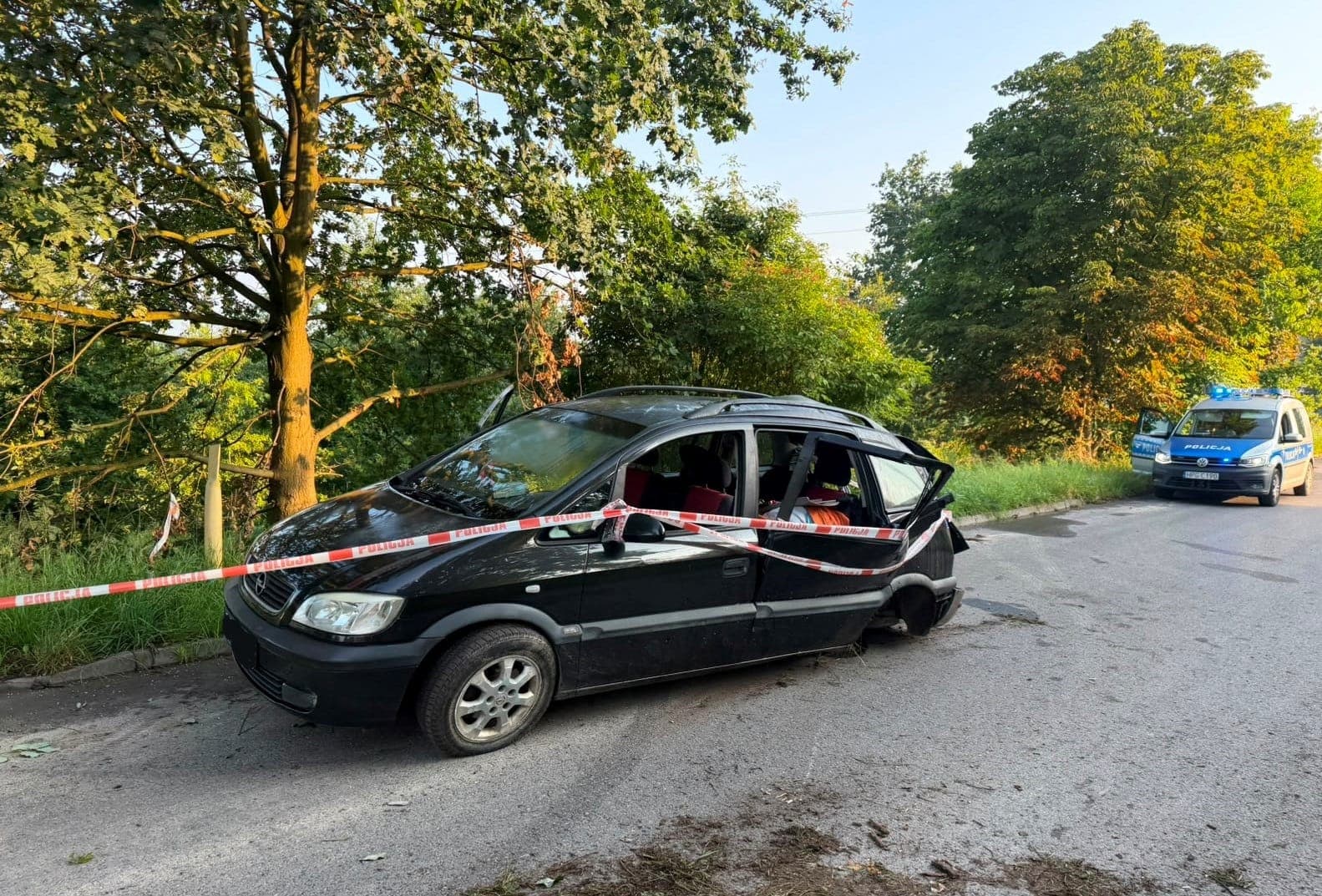 16-latek zabrał samochód matce i uderzył w drzewo. W aucie było pięcioro nastolatków