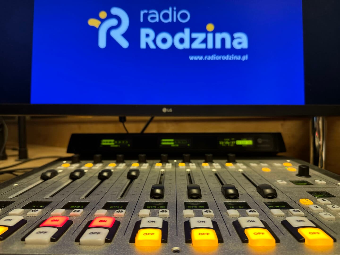 • 16:00 Popołudnie z Radiem Rodzina
