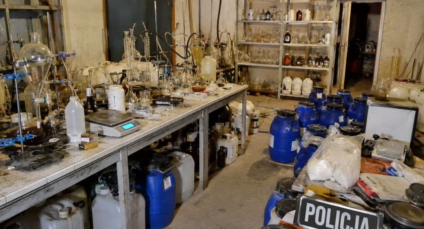162 kilogramy narkotyków odkryła policja w laboratorium w gminie Sterdyń!