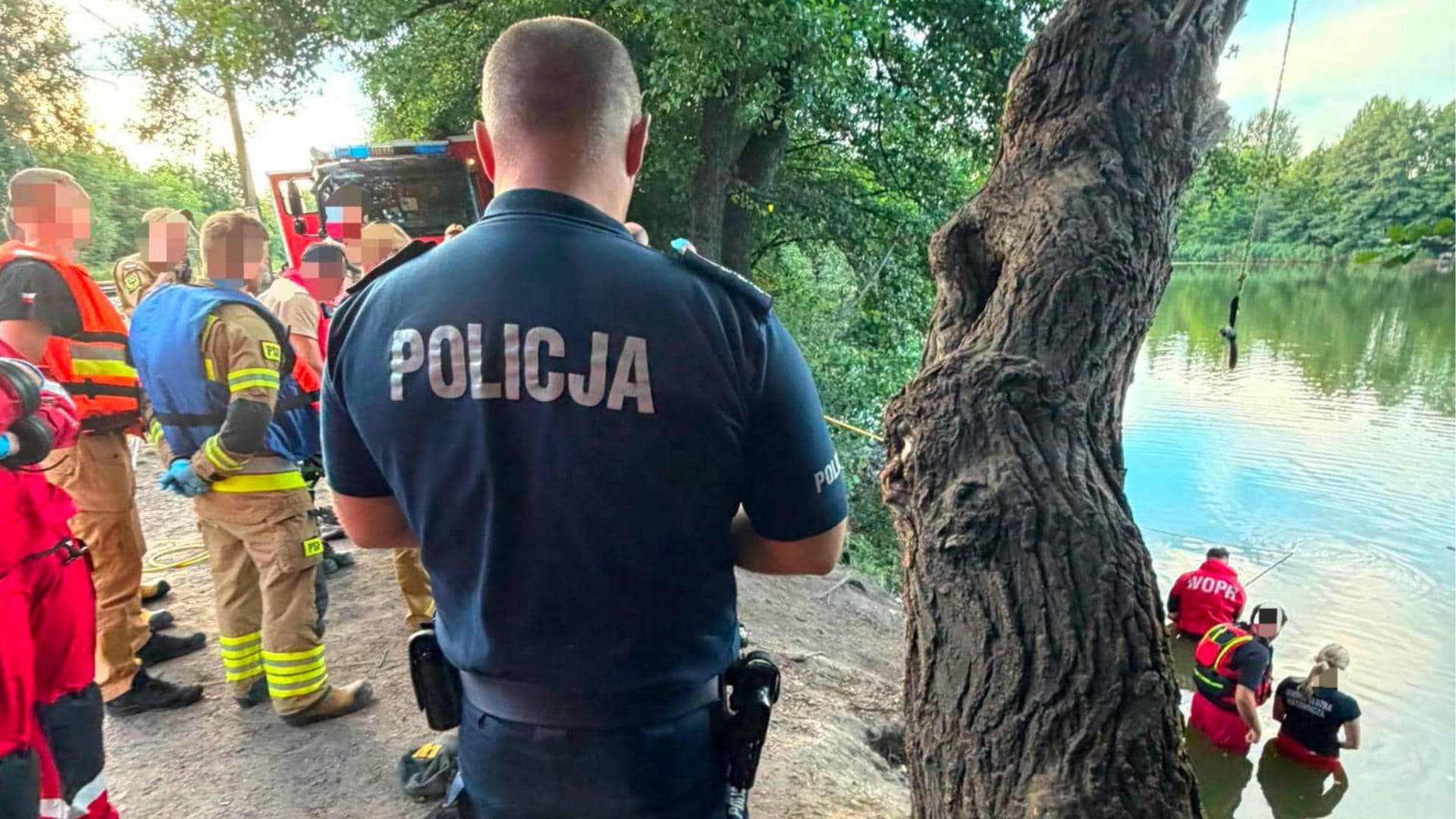 18-latek utonął w stawie. Próbował przepłynąć na drugi brzeg