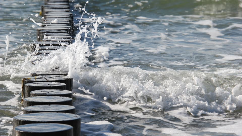 18:33 Ostrogi brzegowe to jedne z najbardziej niebezpiecznych miejsc na plażach nad Bałtykiem