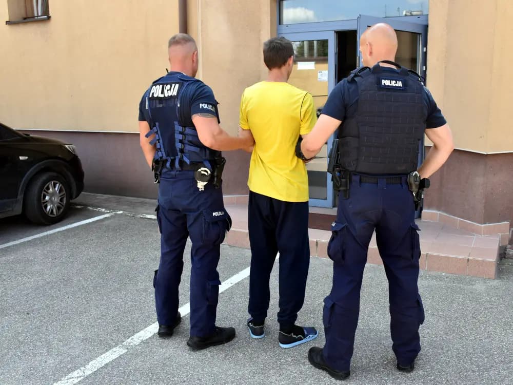 19-latek odpowie za nielegalną ucieczkę przed policją i uszkodzenie radiowozu