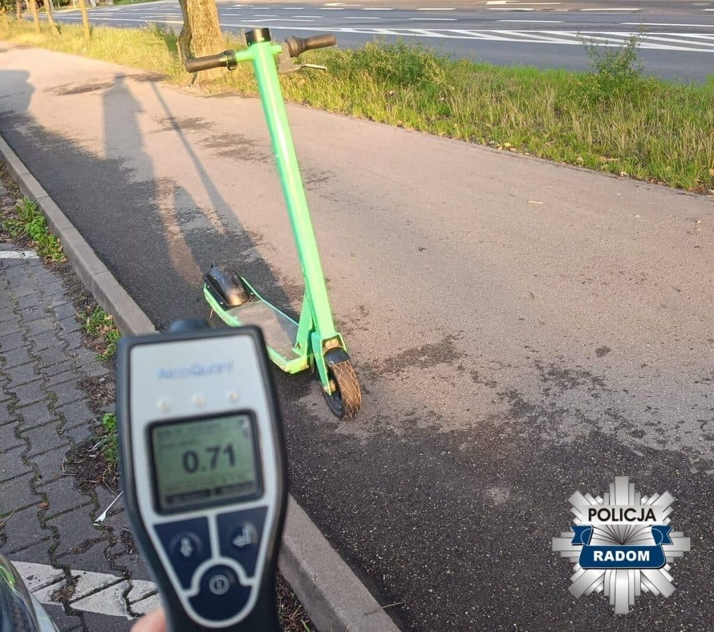 19-latek pod wpływem alkoholu jechał hulajnogą i przewoził pasażera. Będzie za to odpowiadać przed sądem