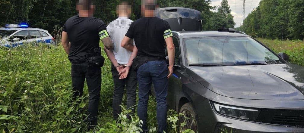 19-latek wtargnął do sklepu z nożem. Jego brawurowa ucieczka zakończyła się w rowie