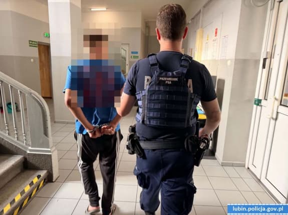 25-latek znęcał się nad matką. W plecaku miał maczetę