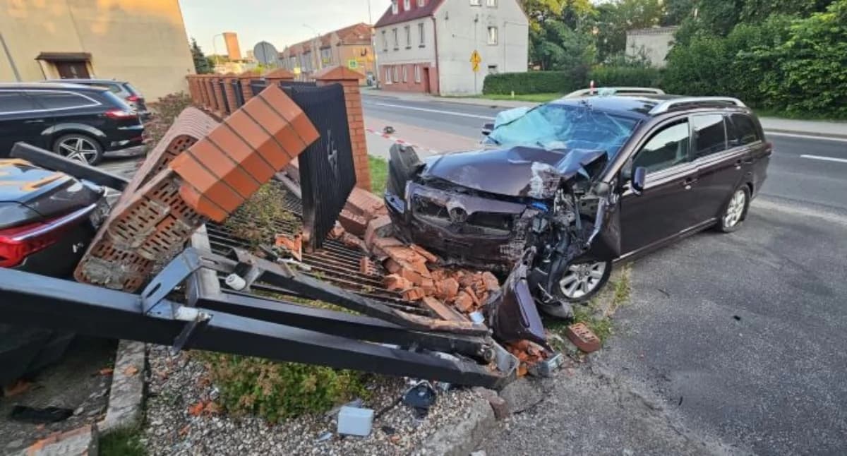 25-letni Kolumbijczyk wjechał w ogrodzenie straży pożarnej