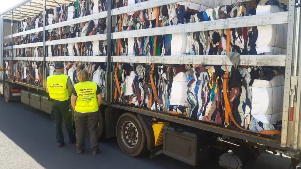 25 ton odzieży jako odpad. Celnicy zatrzymali nielegalny transport z Belgii do Czech