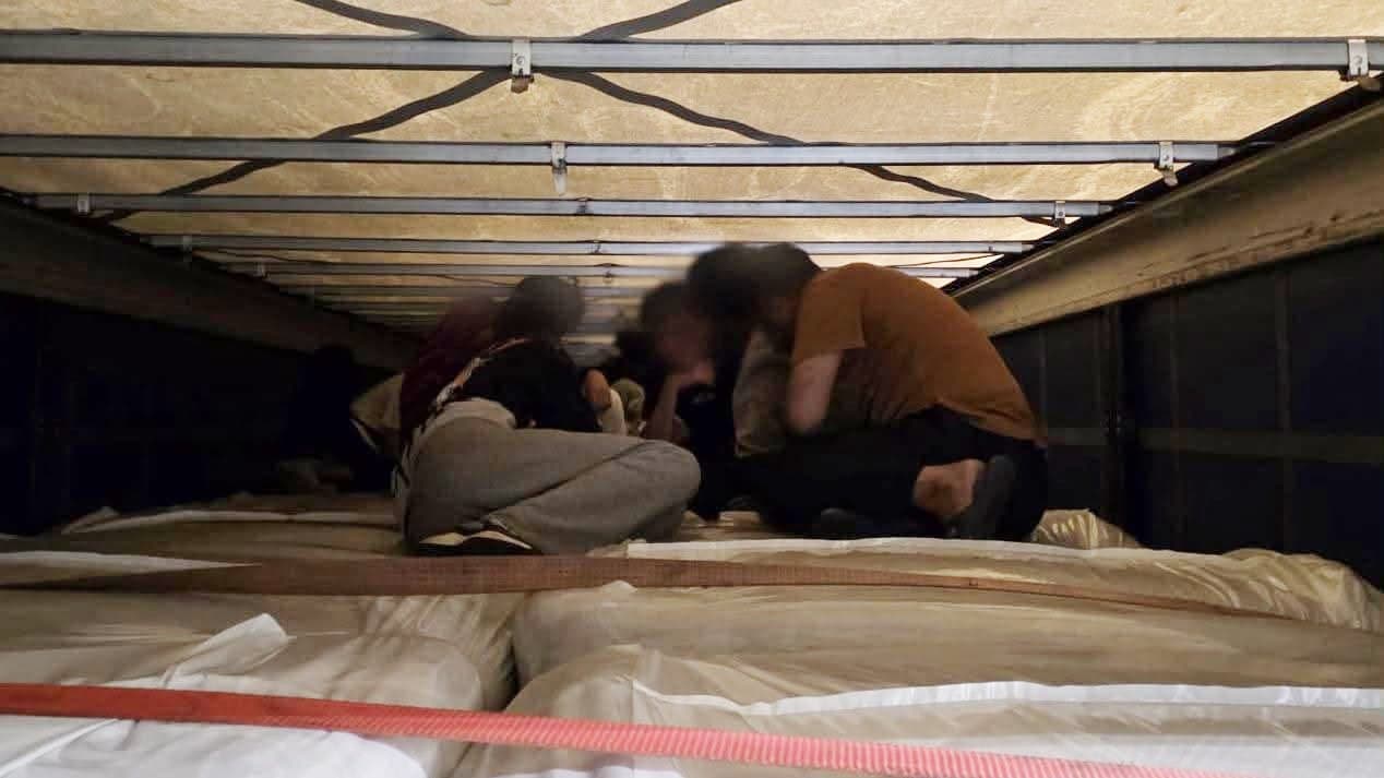 27 cudzoziemców zatrzymanych przy granicy z Litwą. Ukrywali się w ciężarówce przewożącej torf