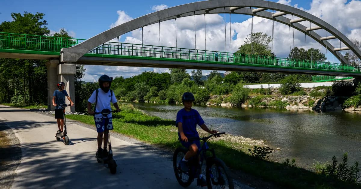 30 kilometrów od Krakowa powstała nowa kładka pieszo-rowerowa. Ma prawie 200 metrów długości