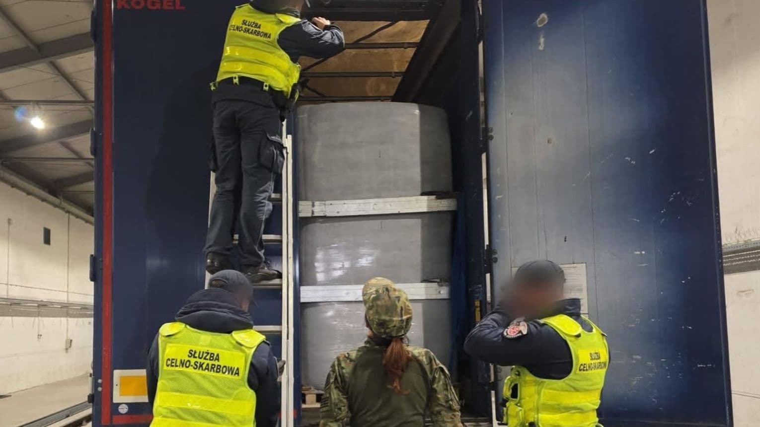 34 osoby zatrzymane na granicy z Litwą. W ciężarówce przewożono 27 migrantów