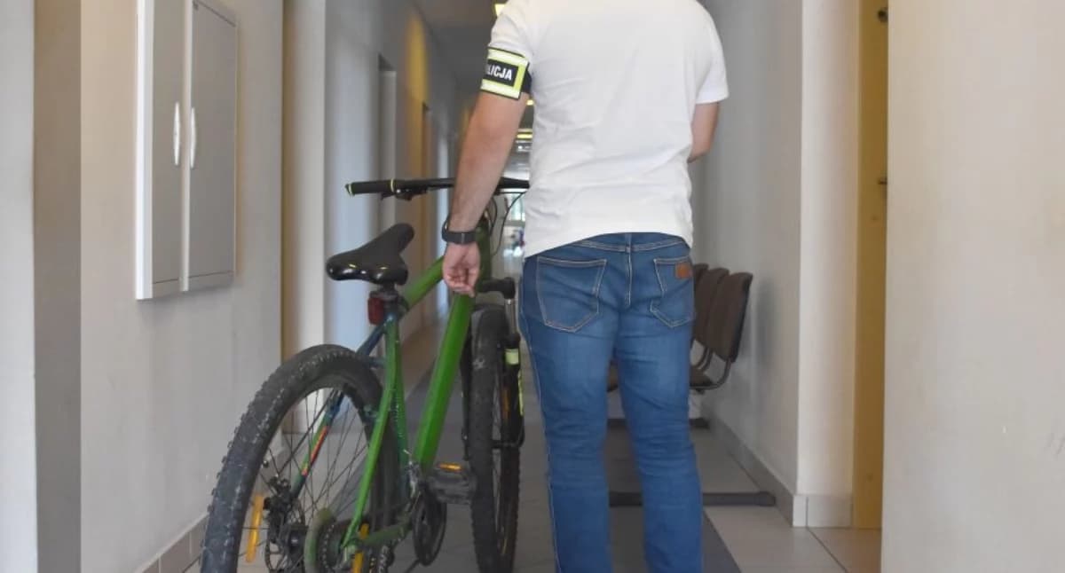 35-latek ukradł rower sprzed szkoły. Tłumaczył policjantom, że bolały go kostki
