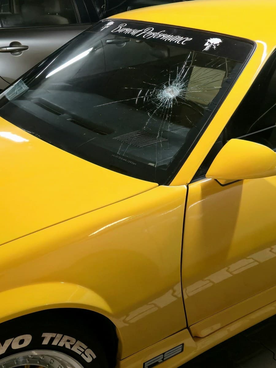37-letnie Chevy zniszczone i kał przy automacie do opłat. Na parkingu w centrum Gniezna dzieją się rzeczy, które trudno opisać