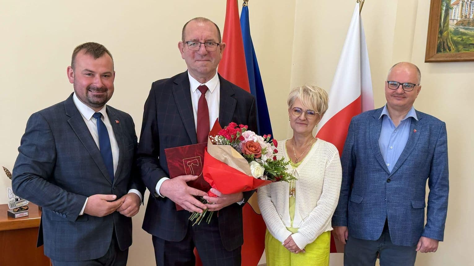 45 lat pracy i zaangażowania w edukację. Burmistrz Krajenki pogratulował dyrektorowi szkoły