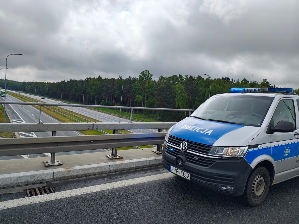 45-latek, jadąc na S8, był tak pijany, że upadł po próbie wyjścia z samochodu