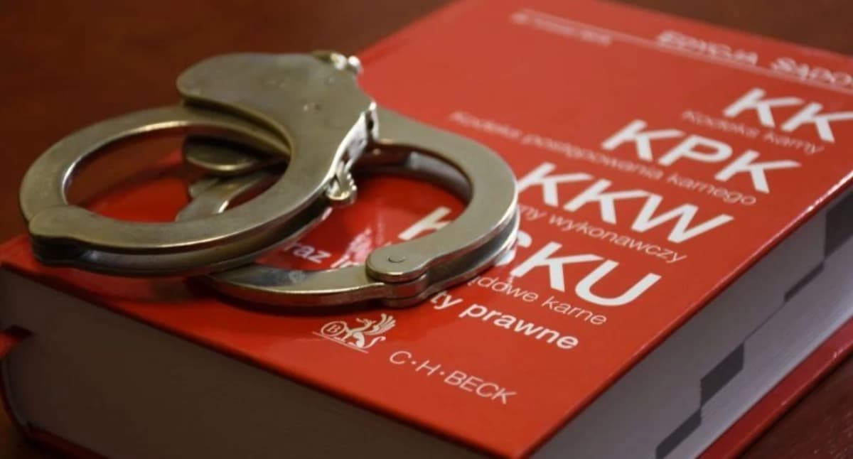 45-latek poszukiwany dwoma nakazami doprowadzenia zatrzymany przez policjantów