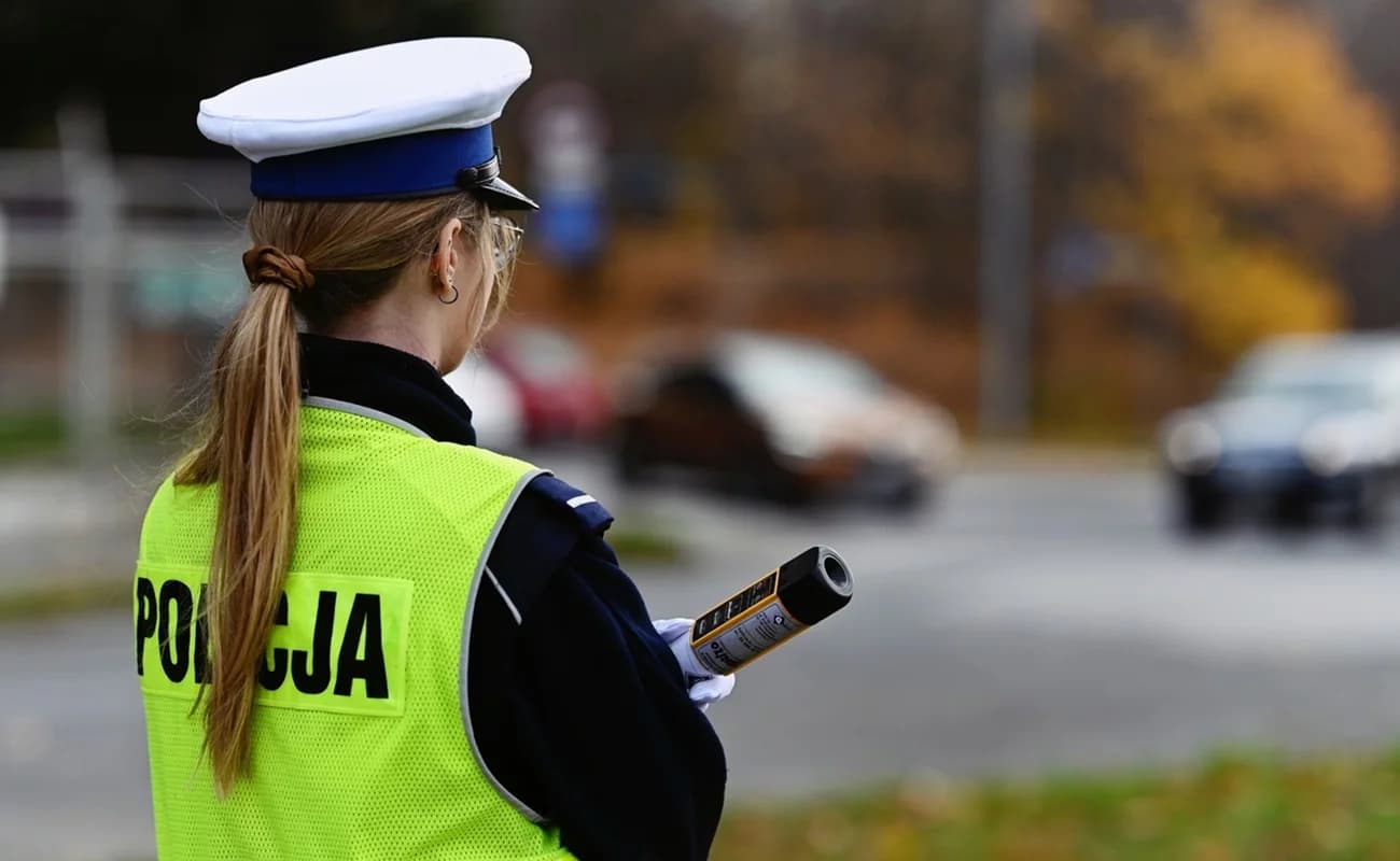 46-letni kierowca z Łowicza wpadł przez prędkość. Policjanci odkryli, że był kompletnie pijany