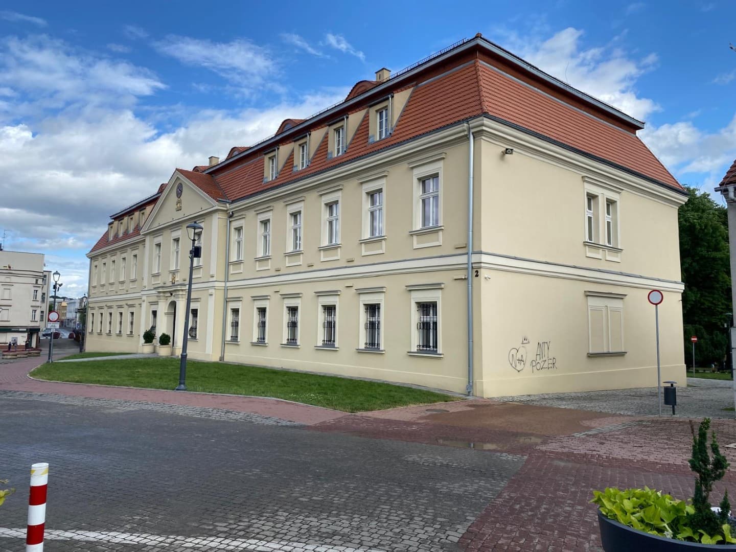 5 lipca 2026 Muzeum w Wodzisławiu: Wandale zniszczyli elewację budynku. Wszystko nagrał monitoring