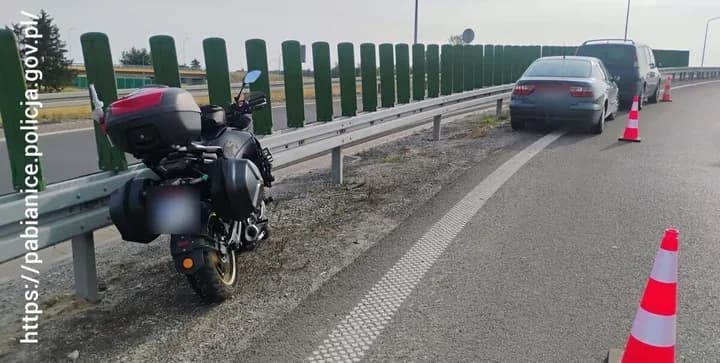 6 lipca 2026Zjazd z S14 zakończył się w szpitalu - motocyklista zahaczył o Renault