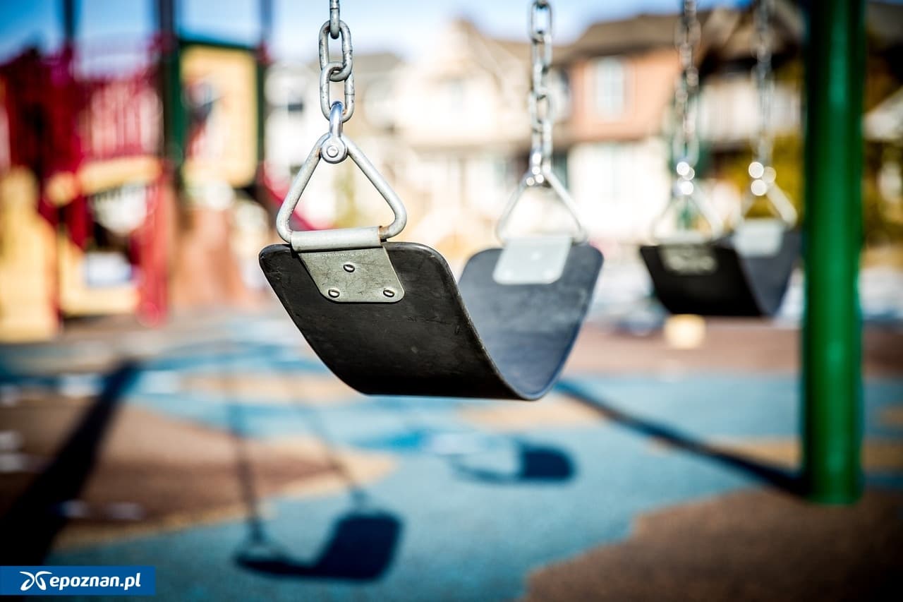 64-latek zaczepiał dzieci na placu zabaw w regionie. "Dopuścił się innej czynności seksualnej wobec dwóch 10-latek"