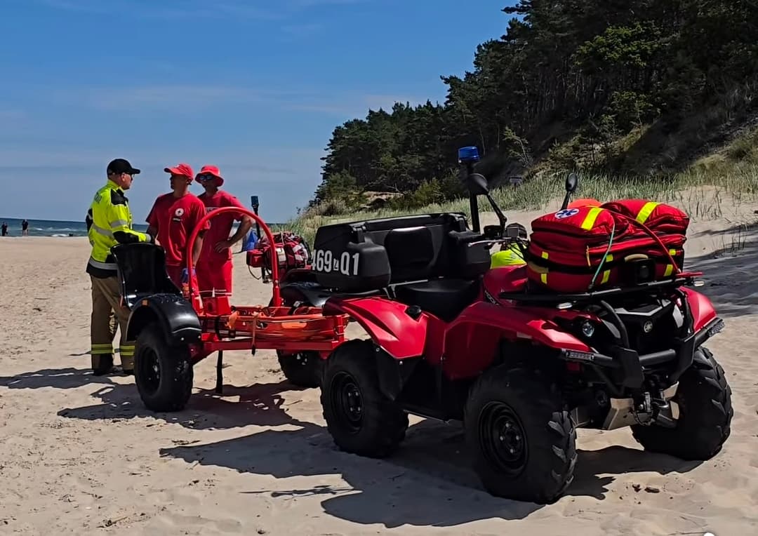 64-latek zasłabł na plaży w Świętouściu. Poszkodowanego ewakuowano quadem