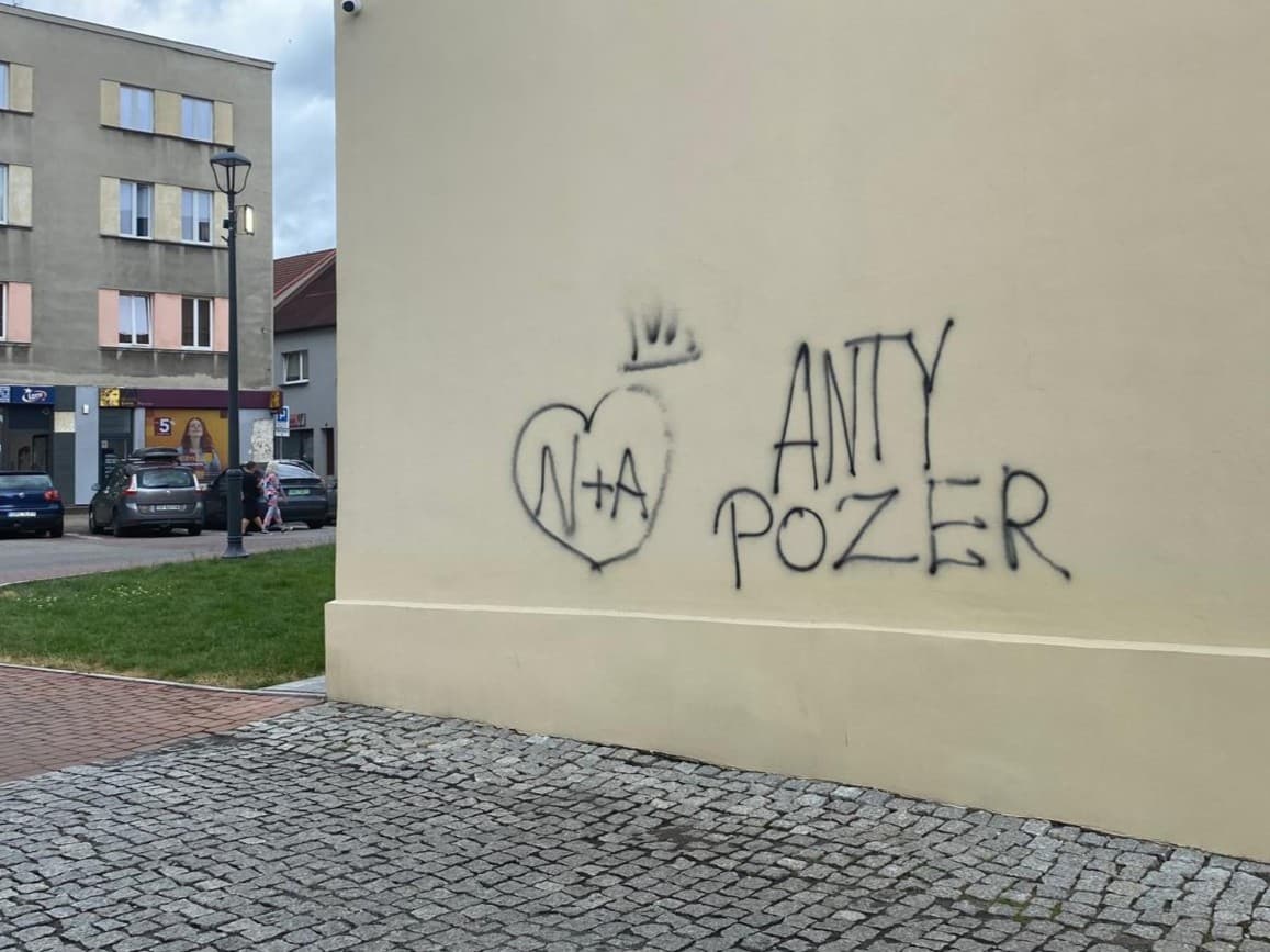 7 lipca 2026 „Banksy” w Wodzisławiu? No nie. Co grozi za bazgroły na ścianach zabytkowych budynków?