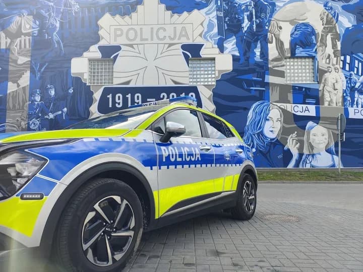 72-latek stał za barierką nad S14. Policjanci mieli godzinę